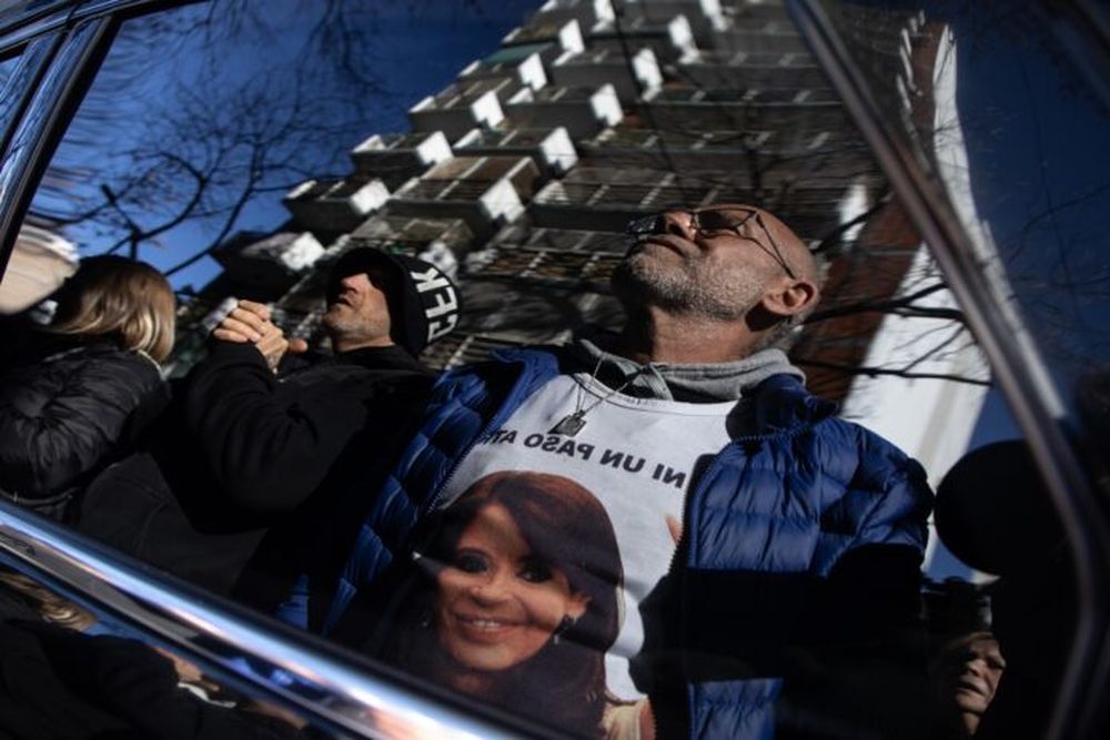 Simpatizantes de la expresidenta, Cristina Fernández de Kirchner, se reúnen frente a su casa.(Xinhua/Martín Zabala)