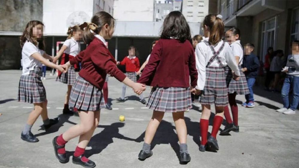 Una ronda en el recreo de un colegio privado.