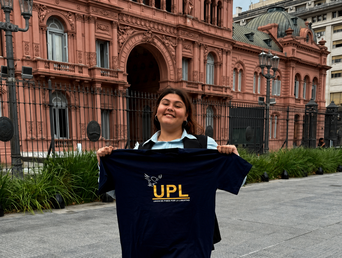 Ariana Medina, militante universitaria del espacio libertario, recibió el apoyo del diputado Sebastián Pareja. Ariana Medina, militante universitaria del espacio libertario, recibió el apoyo del diputado Sebastián Pareja.