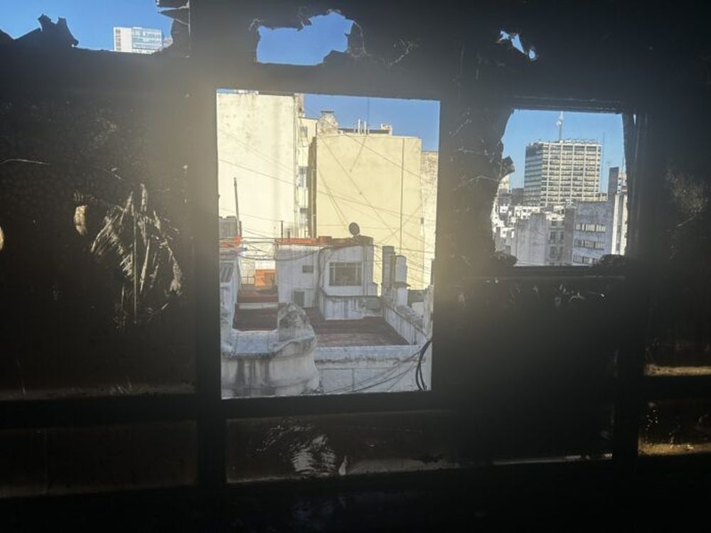 Un incendio desatado en la madrugada del martes destruyó por completo la oficina donde funcionaba la redacción de la revista digital Anfibia, que publica crónicas periodísticas.