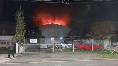Las llamas devoraron una agencia de autos ubicada en la esquina de 122 y 47 en Ensenada