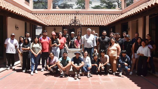 El ministro Javier Rodríguez con los jóvenes que participaron del encuentro sobre Agricultura Familiar.