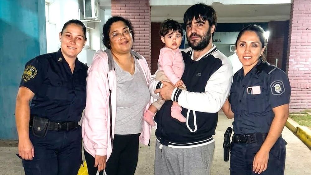 La sargento López y la subteniente Rodríguez, junto a la beba y sus padres. Una historia de amor en General Pinto. La sargento López y la subteniente Rodríguez, junto a la beba y sus padres. Una historia de amor en General Pinto.