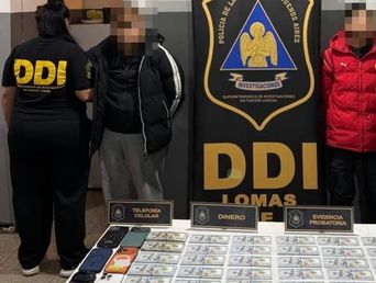 La viuda negra y su novio al ser detenidos. En primer plano, a mitad de los dólares que, según la víctima, le fueron sustraídos.