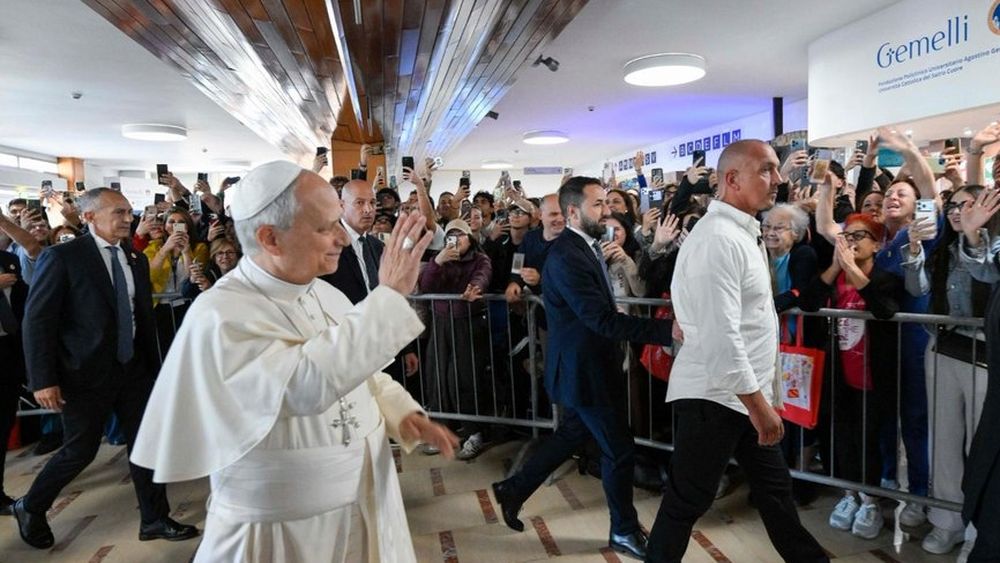 El papa León XIV, al ingresar este martes en el Policlínico Gemelli.