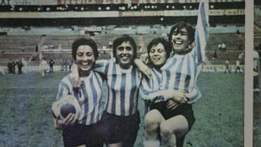 La fecha fue elegida porque un 21 de agosto de 1971 un equipo de futbolistas argentinas goleó a Inglaterra en el Mundial de México.