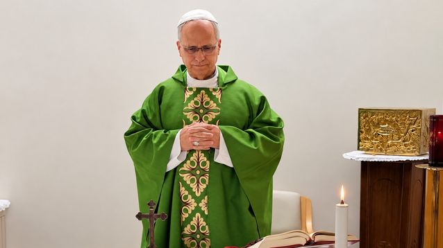 El papa León XIV dio misa en el hospital Gemelli, donde se recupera de su operación.