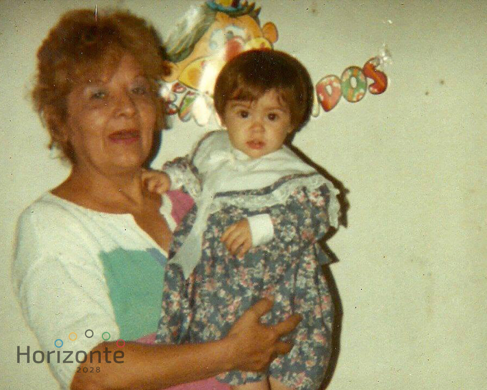 Victoria Granatto y abuela, infancia en Florencio Varela.