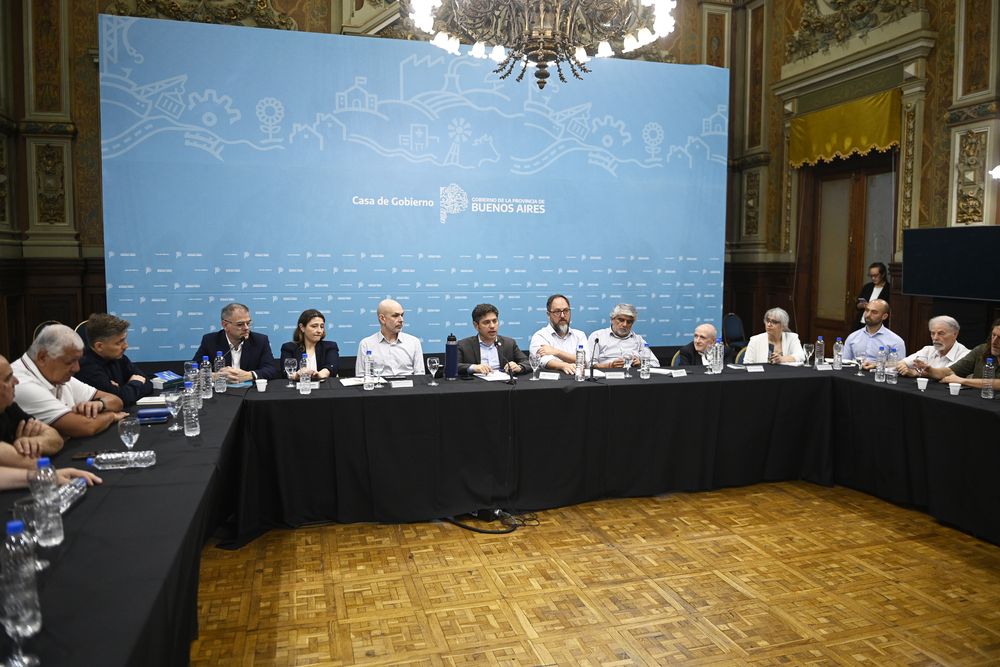 Axel Kicillof se reunió con representantes del sector energético y parte de su gabinete. (Gobernación)&nbsp;