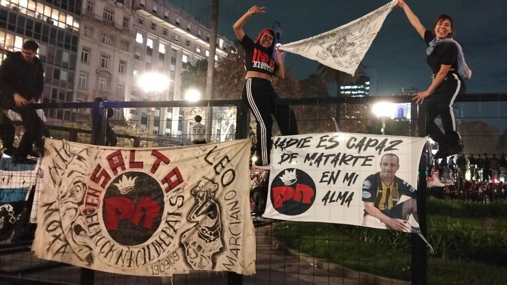 Seguidores del Indio Solari lo recuerdan en Plaza de Mayo. Seguidores del Indio Solari lo recuerdan en Plaza de Mayo.