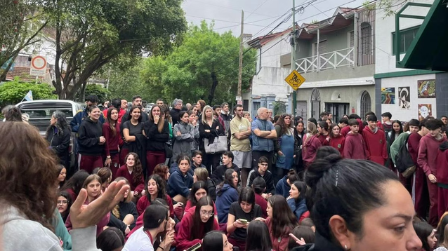 Protesta de estudiantes y familias en la puerta del Colegio Modelo de Lomas.&nbsp;