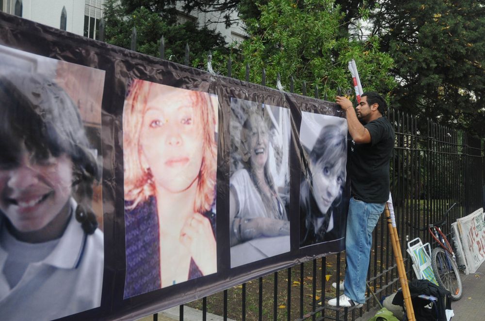Las cuatro víctimas de la masacre, en un mural que se colgó en los tribunales durante el juicio de 2014.