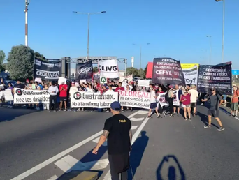 Uno de los cortes en la empresa Panamericana por el conflicto en Lustramax. Uno de los cortes en la empresa Panamericana por el conflicto en Lustramax.