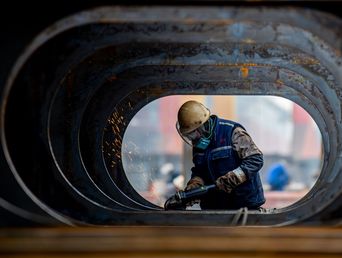 Un operario realiza tareas de mantenimiento. (Agencia Xinhua)