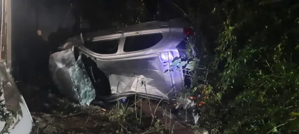 El vehículo quedó incrustado contra el frente de una vivienda. (0221)