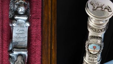 Con un León: el bastón de Milei.