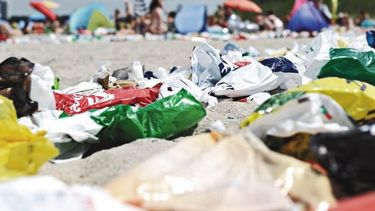 Los plásticos y las colillas de cigarrillos en las playas como contaminantes, se vinculan directamente con la conducta humana y la falta de educación ambiental.