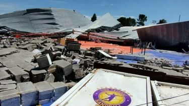 Uno de los clubes bahienses en ruinas que reconstruirán entre el Municipio y las empresas. (X @fsusbielles)