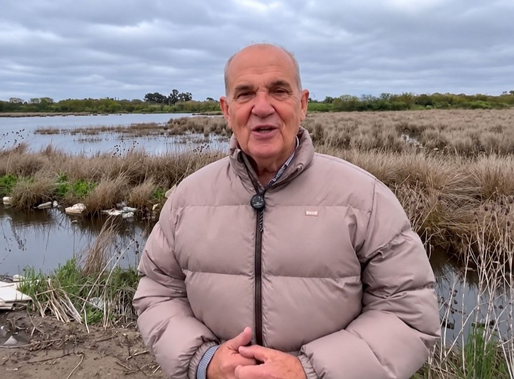 El intendente de Pehuajó, Pablo Zurro, en los terrenos donde se levantará la nueva reserva ecológica.