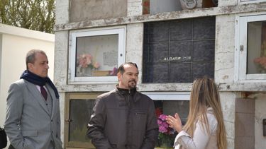 El embajador francés Romain Nadal en el cementerio de General Lavalle, en memoria de las víctimas de los vuelos de la muerte.
