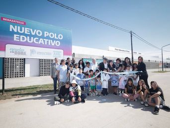 Axel Kicillof inaugura un polo educativo. 