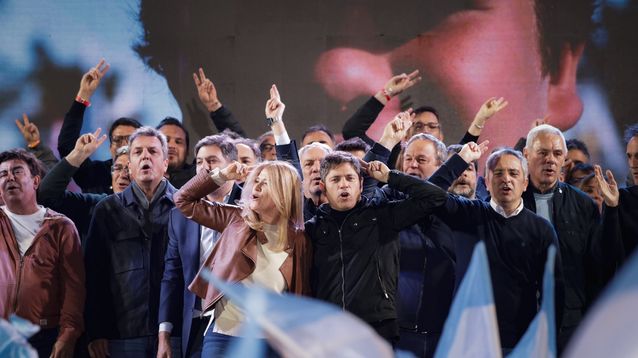 Axel Kicillof junto a dirigentes en pleno festejo.&nbsp;