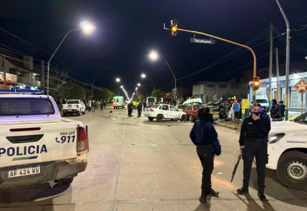 Más de cien motos circulaban en caravana por la avenida Talcahuano cuando un coche se cruzó y atropelló a varios rodados, dejando un muerto y seis heridos. (La Capital de Mar del Plata)