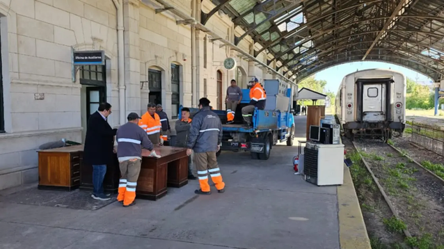 Trabajadores de Trenes Argentinos retiran el mobiliario de la estación Bahía Blanca Sud.