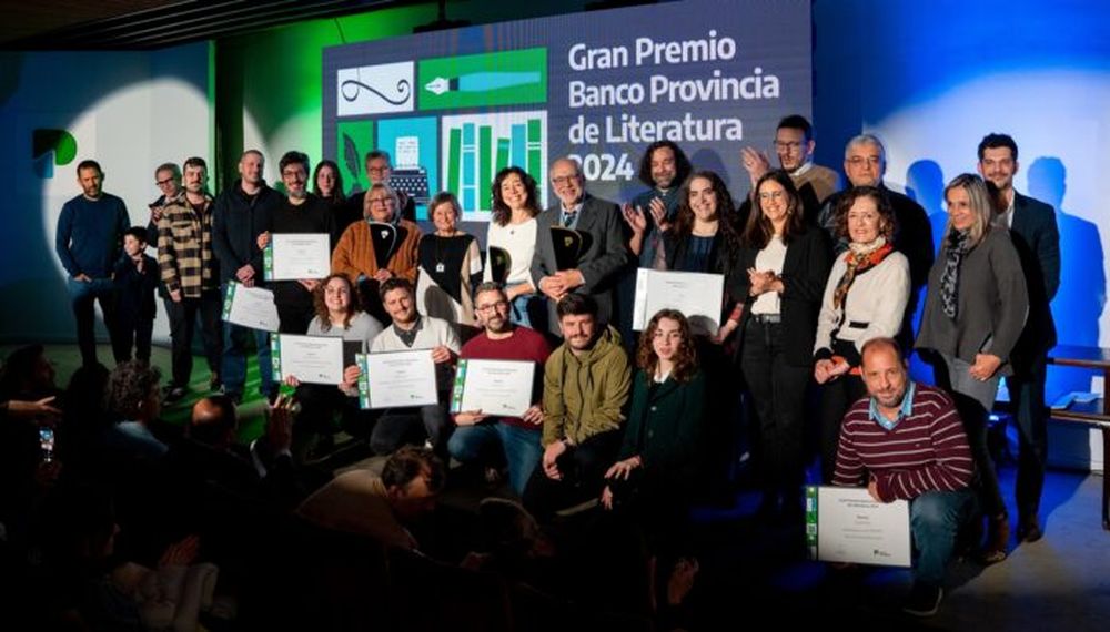 Todos los premiados en la ceremonia realizada en el Museo del Banco Provincia. (Prensa Bapro)