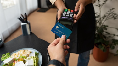 Una persona haciendo un pago con tarjeta.&nbsp;