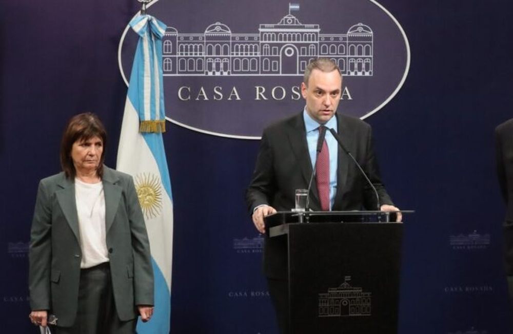 Patricia Bullrich y Manuel Adorni.