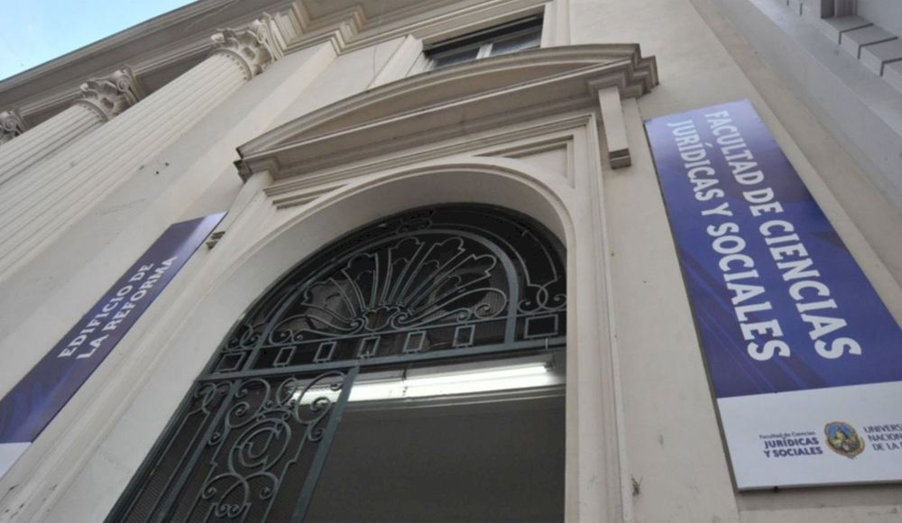 La imputada tenía un supuesto título de la Facultad de Ciencias Jurídicas y Sociales de la UNLP.