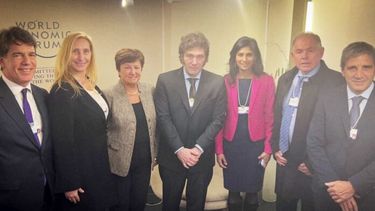 El presidente, Javier Milei, mantuvo un encuentro en Davos con la directora Ejecutiva del Fondo Monetario Internacional, Kristalina Georgieva, y la primera Subdirectora Gerente del Organismo, Gita Gopinath. (@OPRArgentina)