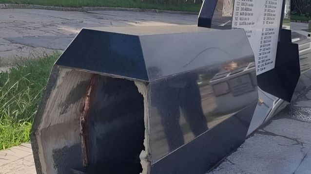 El monumento homenaje al ARA San Juan amaneció con sus extremos rotos.