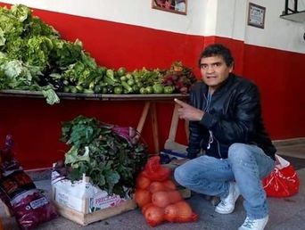 Cuando comenzó la pandemia, lo primero que Locomotora Castro repartió entre sus vecinos fueron verduras que mangueaba en el Mercado Central de La Matanza.