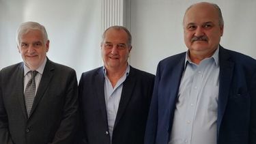 Fernando Vilella (izq.), secretario de Agricultura, Ganadería y Pesca, junto a Jorge Grimberg (centro) y Mario Ravettino (der.). - IPCVA -