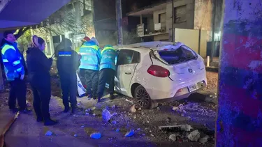 El Fiat Bravo chocó contra una columna en el Camino Centenario y su conductor falleció. El Fiat Bravo chocó contra una columna en el Camino Centenario y su conductor falleció.
