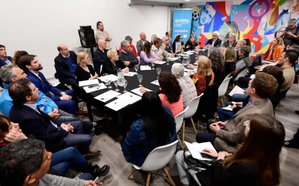 La reunión que dio marco al lanzamiento de la Unidad de Familiares de Víctimas de Siniestros Viales en la Defensoría del Pueblo. (Ministerio de Transporte PBA)