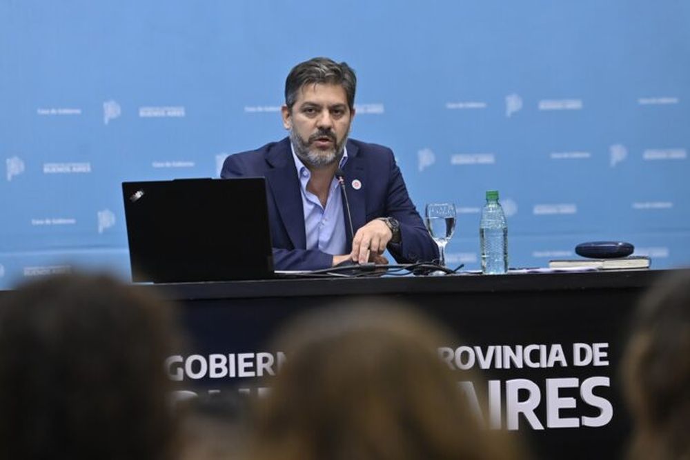 El ministro de Gobierno bonaerense, Carlos Bianco, en conferencia de prensa. (X @Kicillofok)
