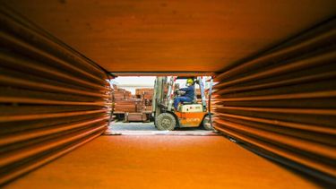 Un trabajador conduce un montacargas. (Xinhua)