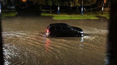 El temporal inundó calles en gran parte del territorio bonaerense; en la foto, un auto arrastrado por el agua en Mar del Plata.