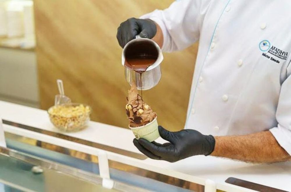 Aleluya, el sabor de helado artesanal dedicado al papa Francisco, consiste en una base de crema de avellanas con cacao, sembrada con chocolate amargo y avellanas naturales tostadas.