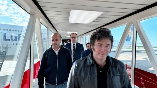 El presidente Milei, al regresar hoy al país tras la cumbre de Davos. (Telam)