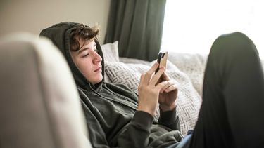 Vivimos en la era de la inmediatez, donde cuesta admirar: una persona puede pasar de ser admirada a ser cancelada en cuestión de horas.