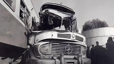 El colectivo quedó partido al medio, según se ve en esta foto de época mejorada por IA.