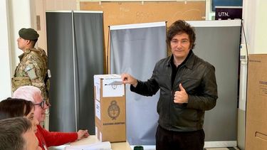 Javier Milei votó en Almagro, en la Sede Medrano de la UTN.