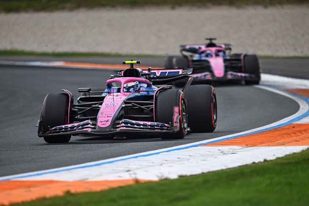 Uno y otro, los autos de la escudería Alpine.