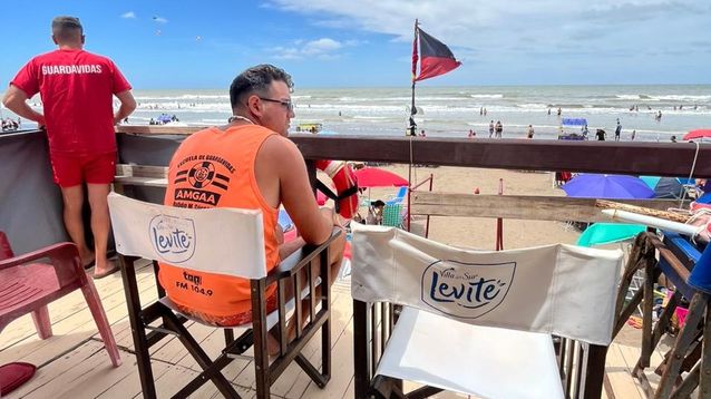 Un guardavida en una playa de la costa.&nbsp;
