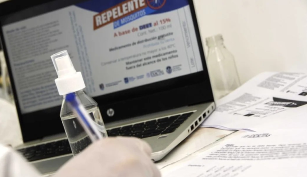 El proyecto tiene como uno de sus pilares la producción de 5.000 unidades de repelente, utilizando una fórmula magistral que contiene 15% de DEET, alcohol y glicerina, con una protección de entre 4 y 6 horas. (UNLP)