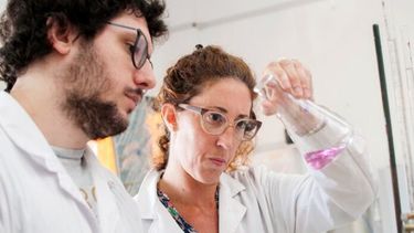 Análisis de muestras de agua llevado a cabo por científicos del Taller de Aguas de la UNLP. (Agencia CyT UNLP)